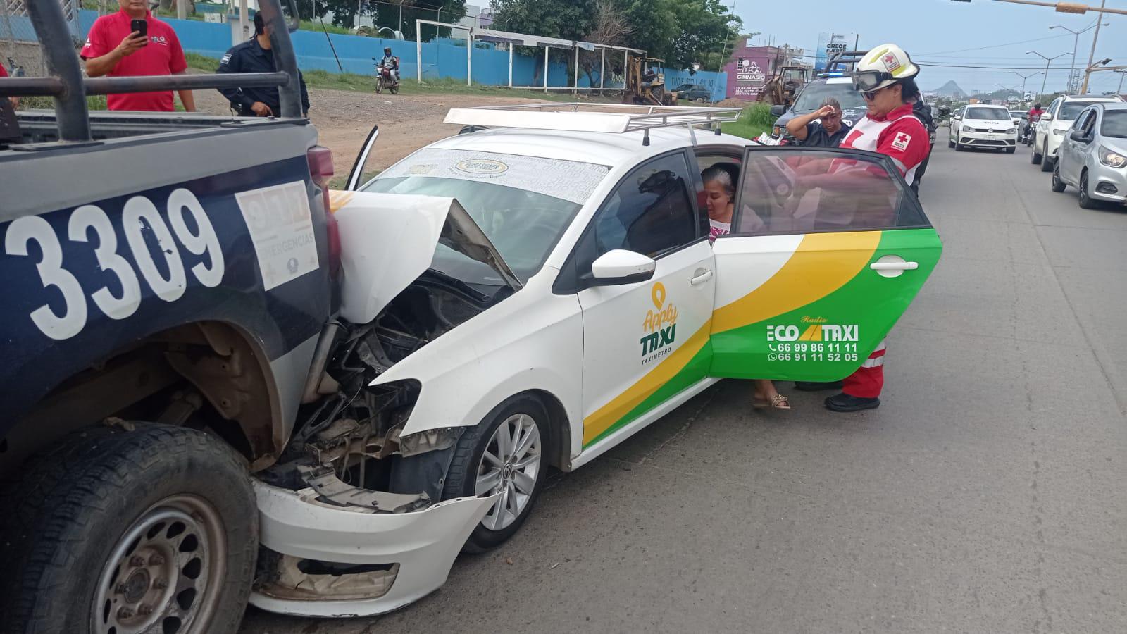 $!Taxi choca por alcance contra patrulla en Mazatlán