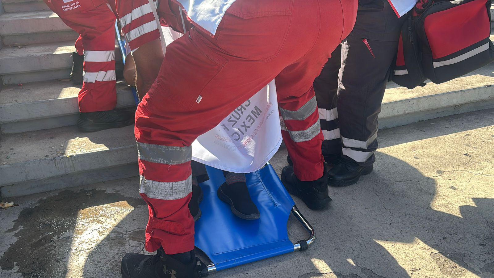 $!Atienden paramédicos a mujer en las escaleras de La Lomita