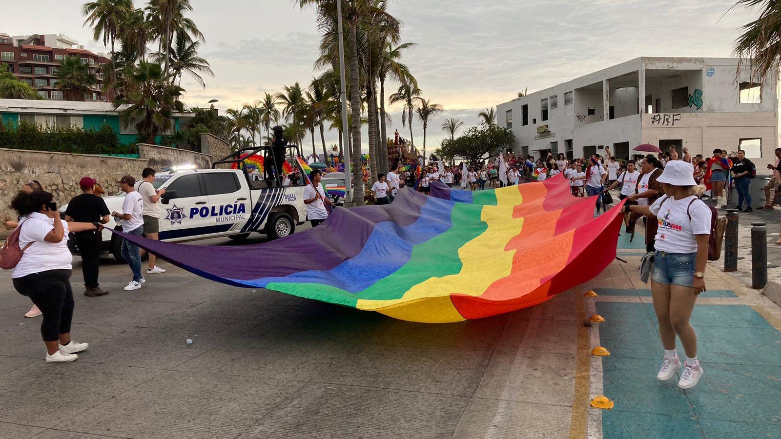 $!Se viste de colores el malecón de Mazatlán por la Mancha del Orgullo Gay y la Diversidad Sexual