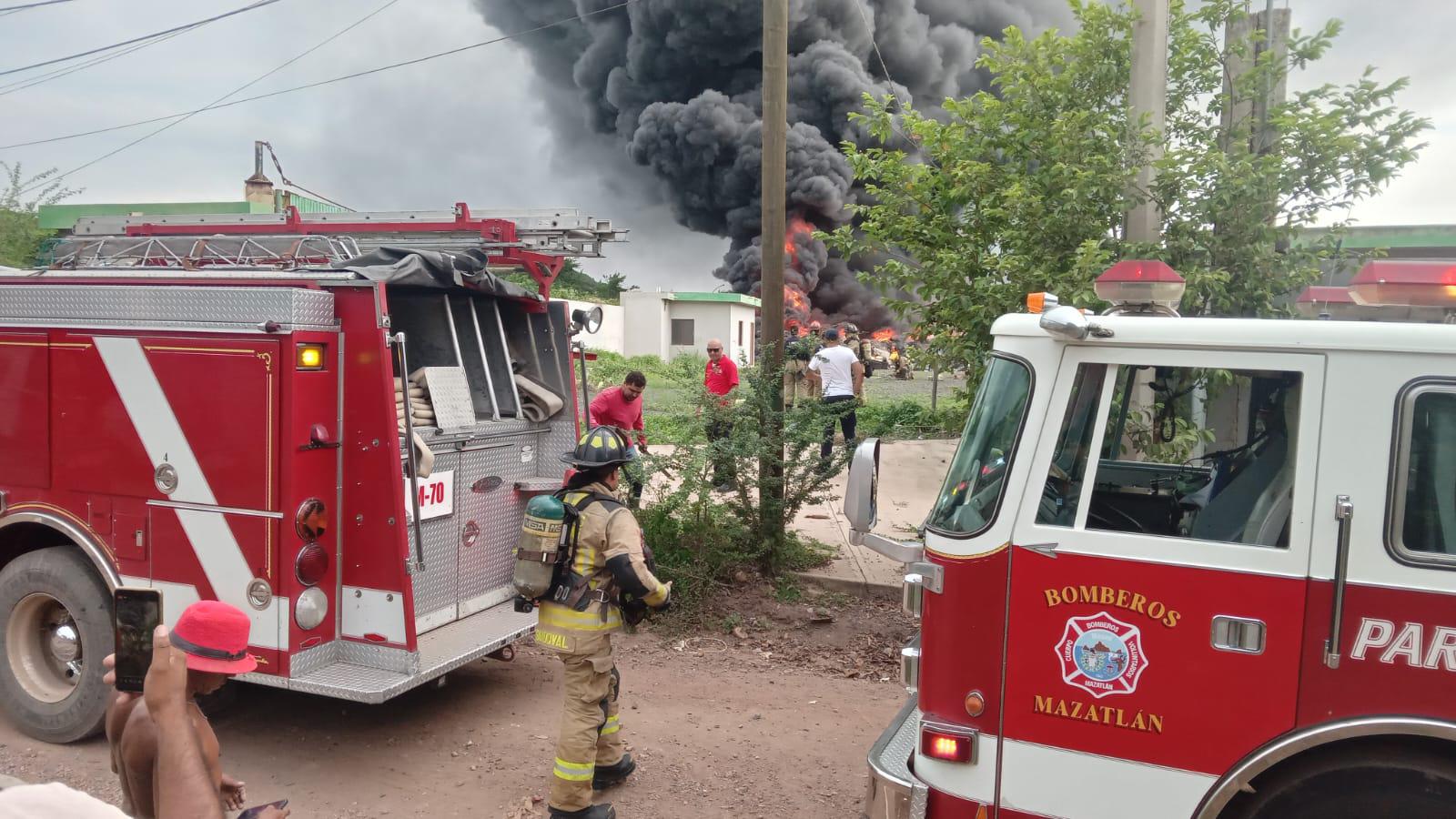 $!Fuego consume bodega de llantas cerca de Basurón en Mazatlán