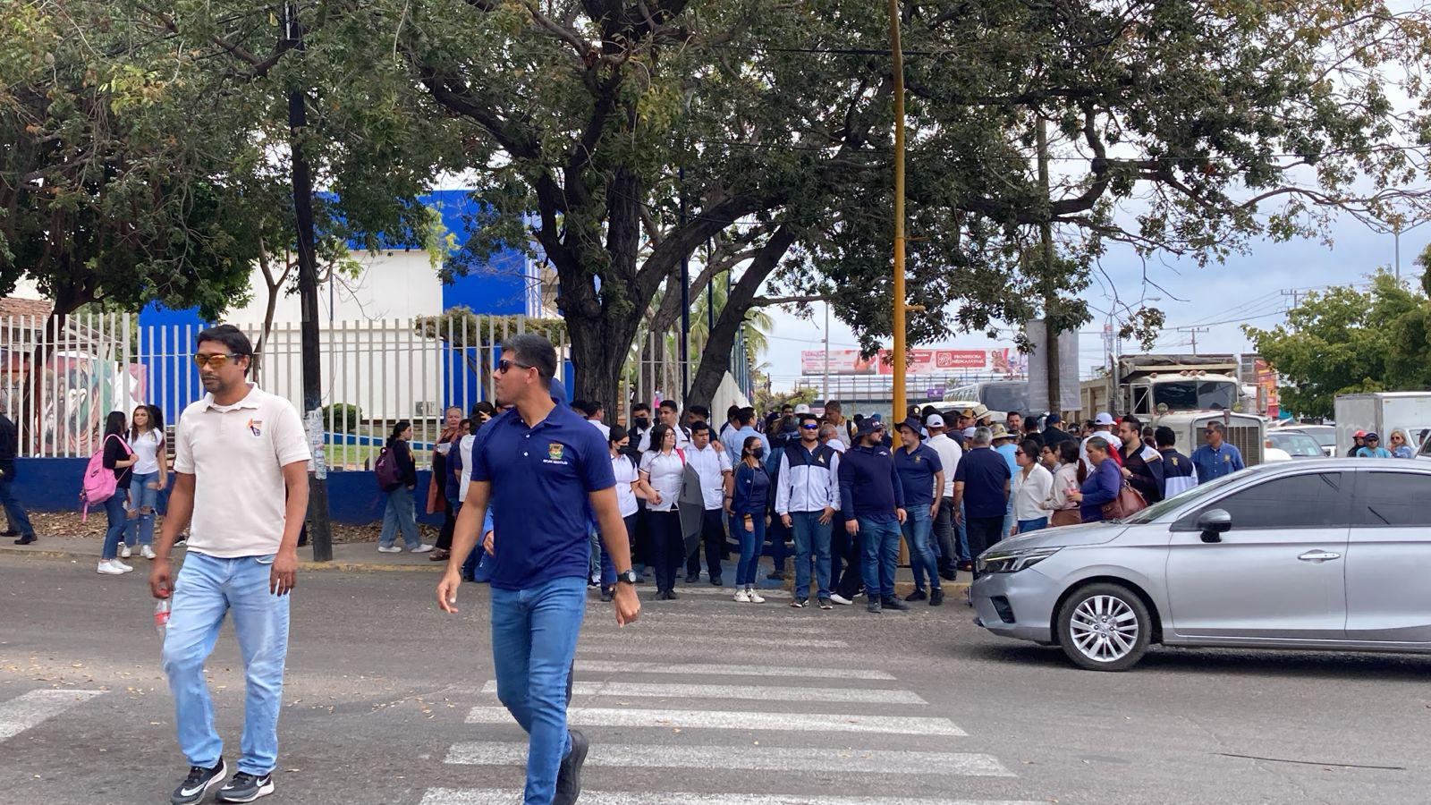 $!Trabajadores y alumnos de la UAS hacen manifestación pacífica en Mazatlán, Culiacán y Los Mochis