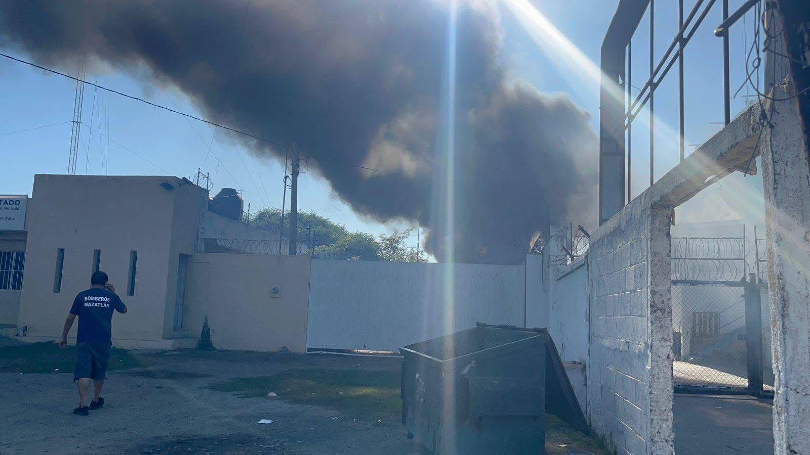 $!Quema de basura se convierte en incendio cerca de una gasera en Mazatlán; reportan 25 motos dañadas