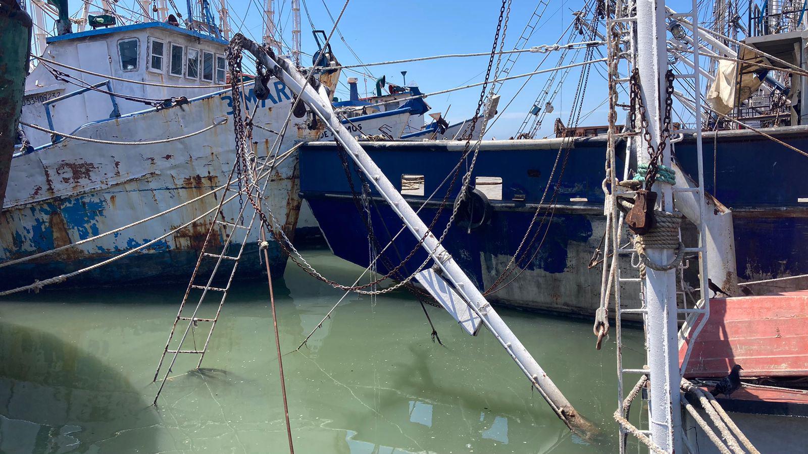 $!Barcos ‘chatarra’ siguen ocupando espacio en los muelles; no hay plan de retiro