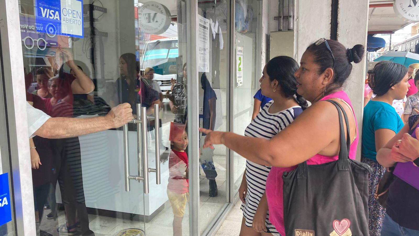 $!Inicia con afluencia moderada el canje de uniformes y útiles escolares gratuitos en la colonia Juárez, en Mazatlán