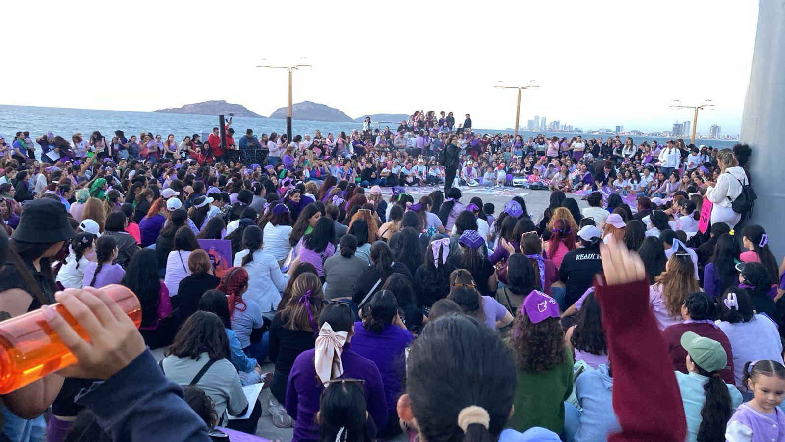 $!‘Mujer escucha, esta es tu lucha’; inicia la Marcha 8M por el malecón de Mazatlán