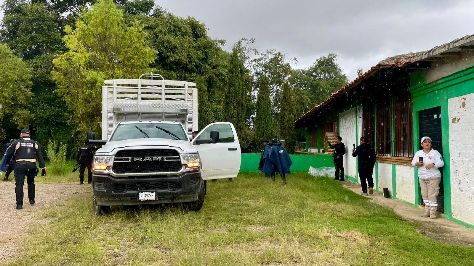 $!Trasladan a 107 pobladores de Tzanembolóm, Chiapas, que estaban refugiados en una escuela por la violencia