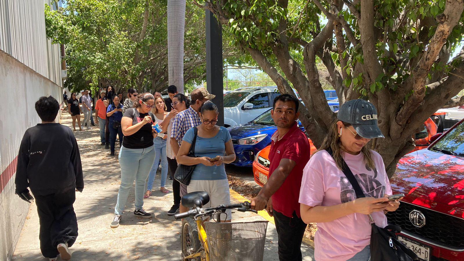 $!Abarrotan votantes las casillas especiales en Mazatlán