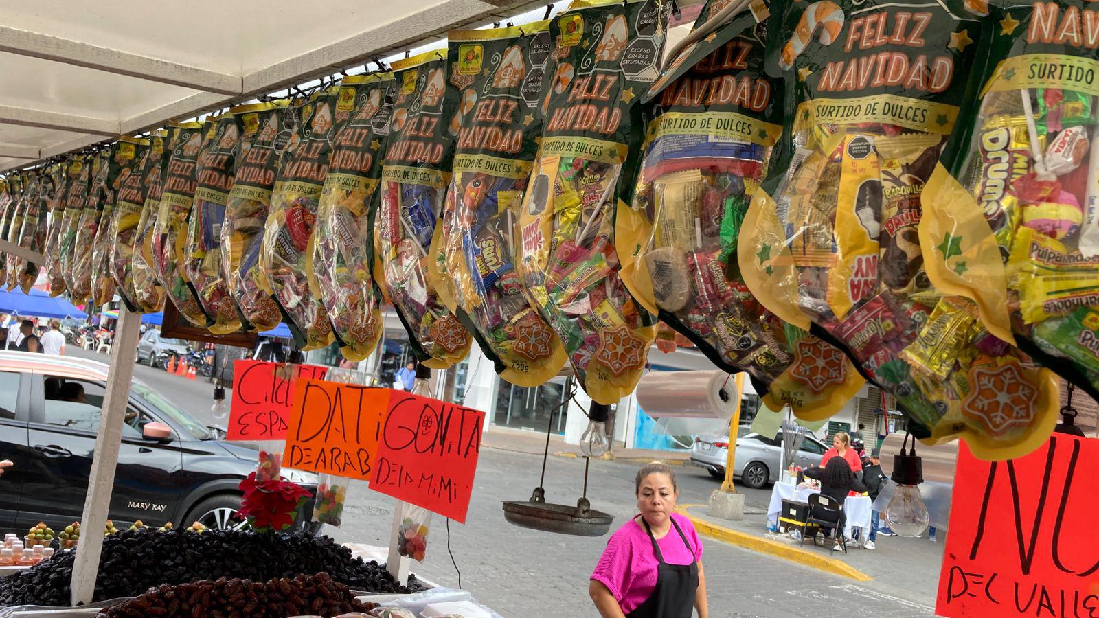 $!Dulces, piñatas, juguetes y suéteres, lo más buscando por los mazatlecos durante la Navidad