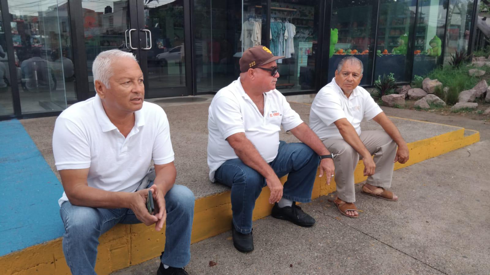 $!Organizaciones de taxistas ‘pelean’ por sitio frente al Acuario Mazatlán