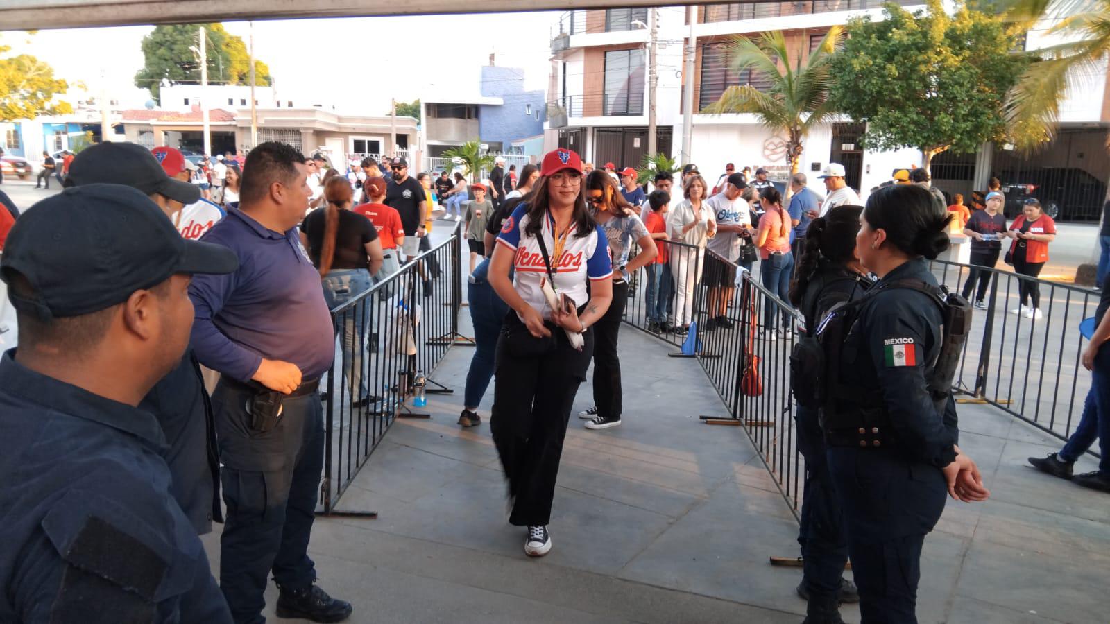 $!Cientos de aficionados comienzan a ingresar al Estadio Teodoro Mariscal