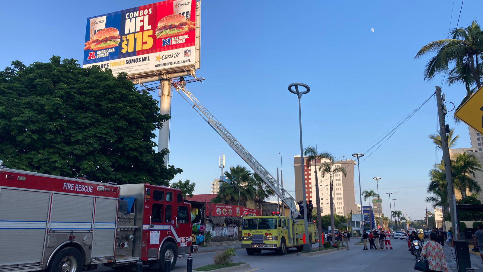 $!Cierran tramo de la Avenida Camarón Sábalo en Mazatlán para rescate de persona