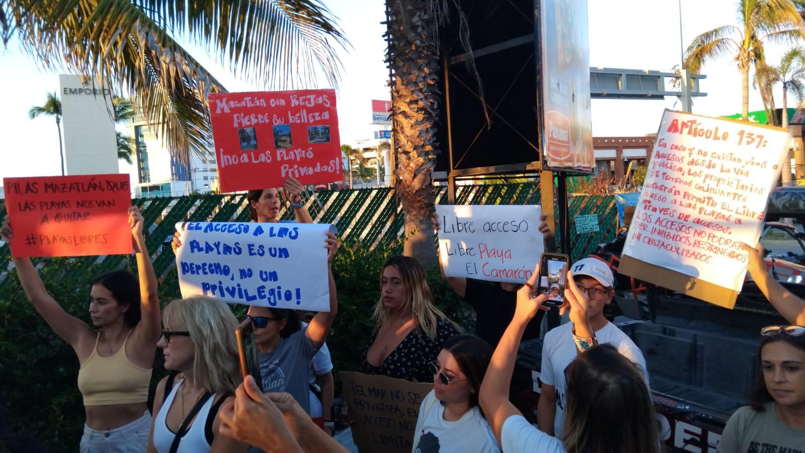 $!Surfistas, comerciantes y colectivos protestan contra bloqueo a accesos de playa en Mazatlán