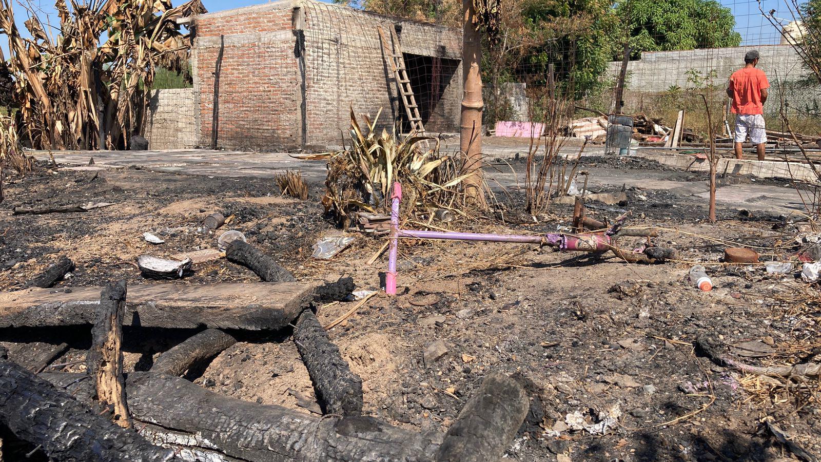 $!Familia pide apoyo tras perderlo todo en incendio en la invasión Bugambilias