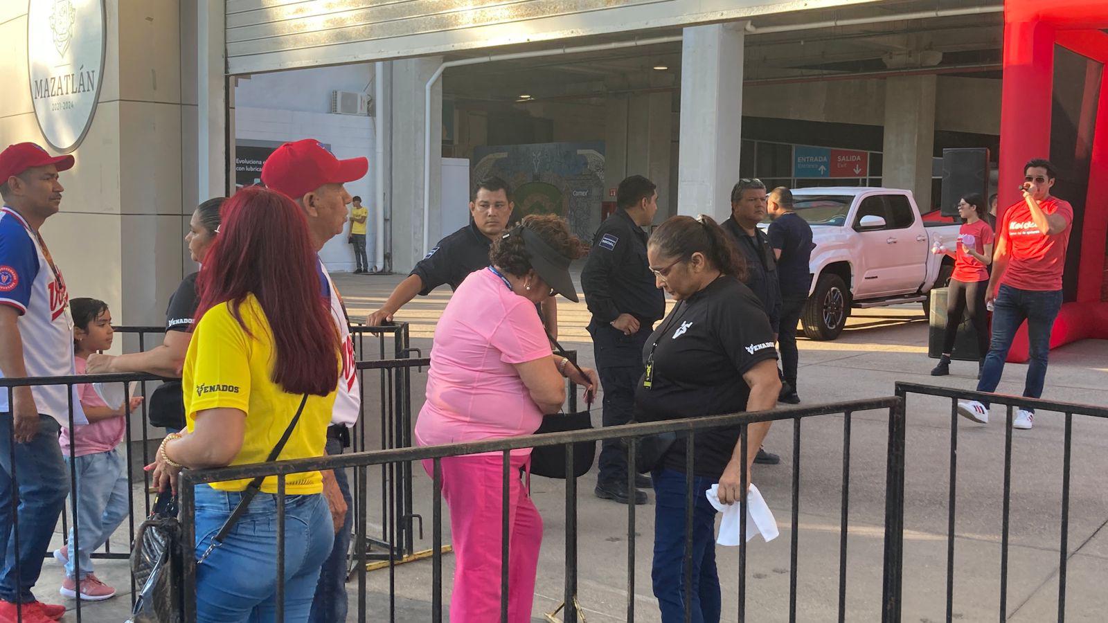 $!Cientos de aficionados comienzan a ingresar al Estadio Teodoro Mariscal