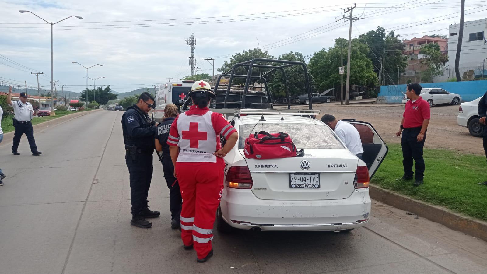 $!Taxi choca por alcance contra patrulla en Mazatlán