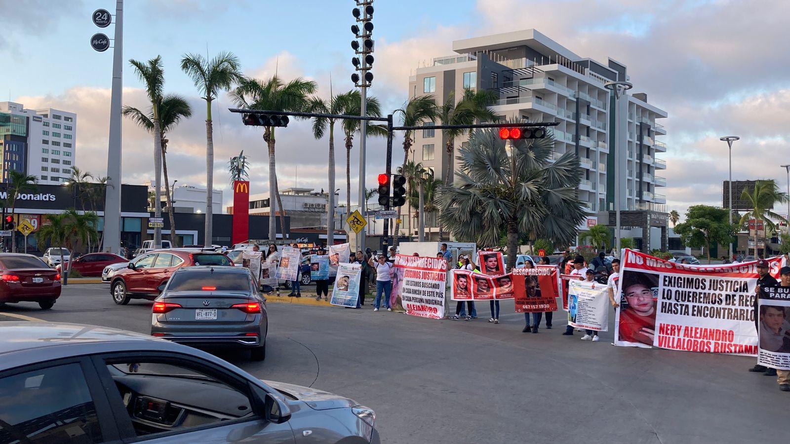 $!Mientras AMLO, Claudia y Rocha van a Rosario; en Mazatlán familias claman por sus desaparecidos y bloquean en la zona turística