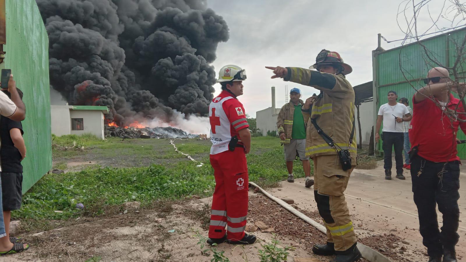 $!Fuego consume bodega de llantas cerca de Basurón en Mazatlán