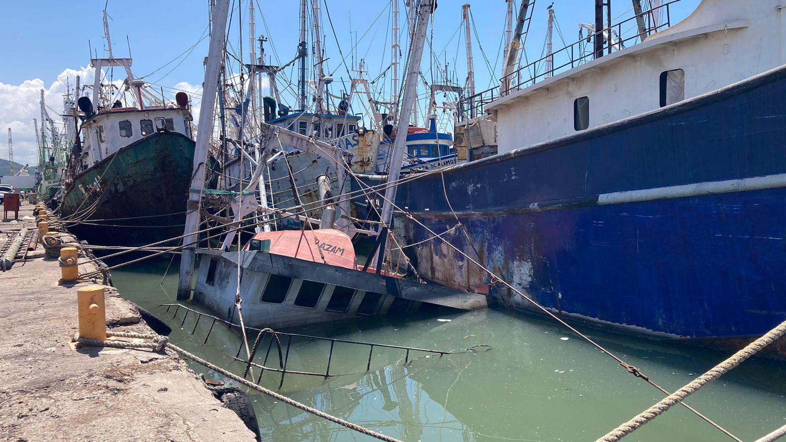 $!Barcos ‘chatarra’ siguen ocupando espacio en los muelles; no hay plan de retiro