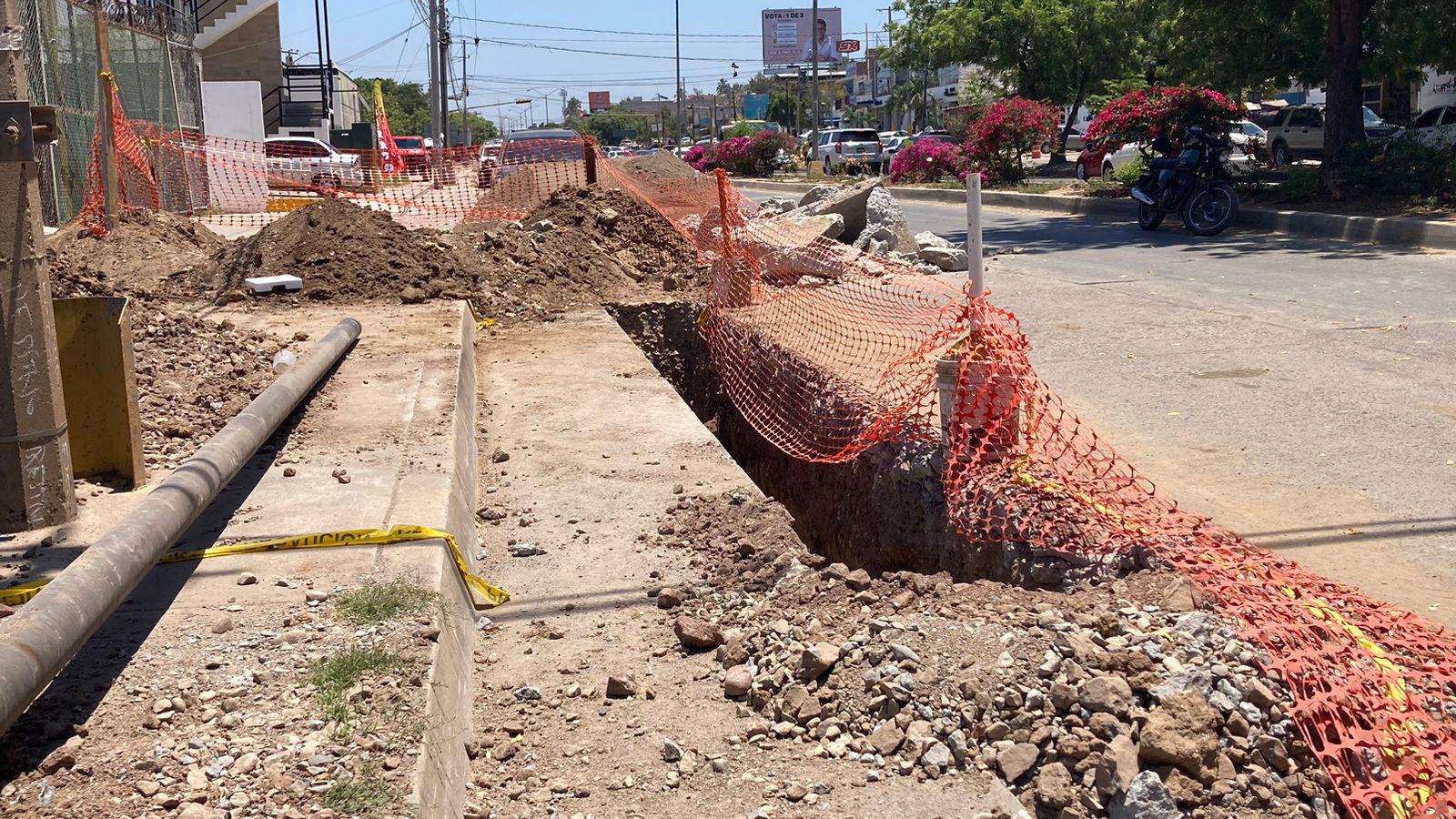 $!Continúan trabajos de rehabilitación de colector de aguas residuales y el tráfico en el sur de Mazatlán