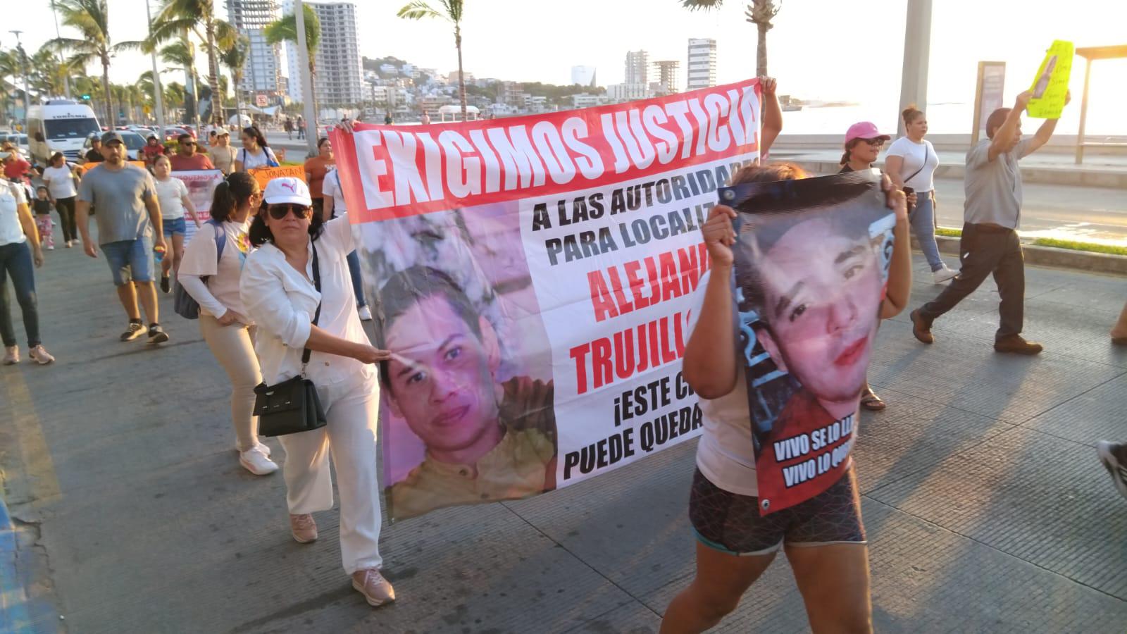 $!Realizan marcha por el malecón por los desaparecidos en Mazatlán