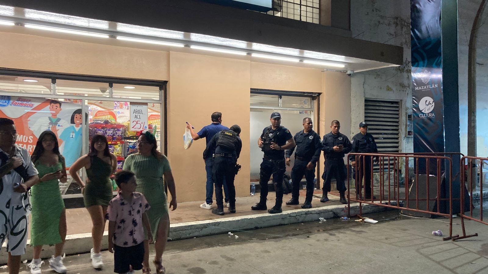 $!Policía Municipal, Bomberos y Cruz Roja realizan operativo durante el Grito, en Mazatlán