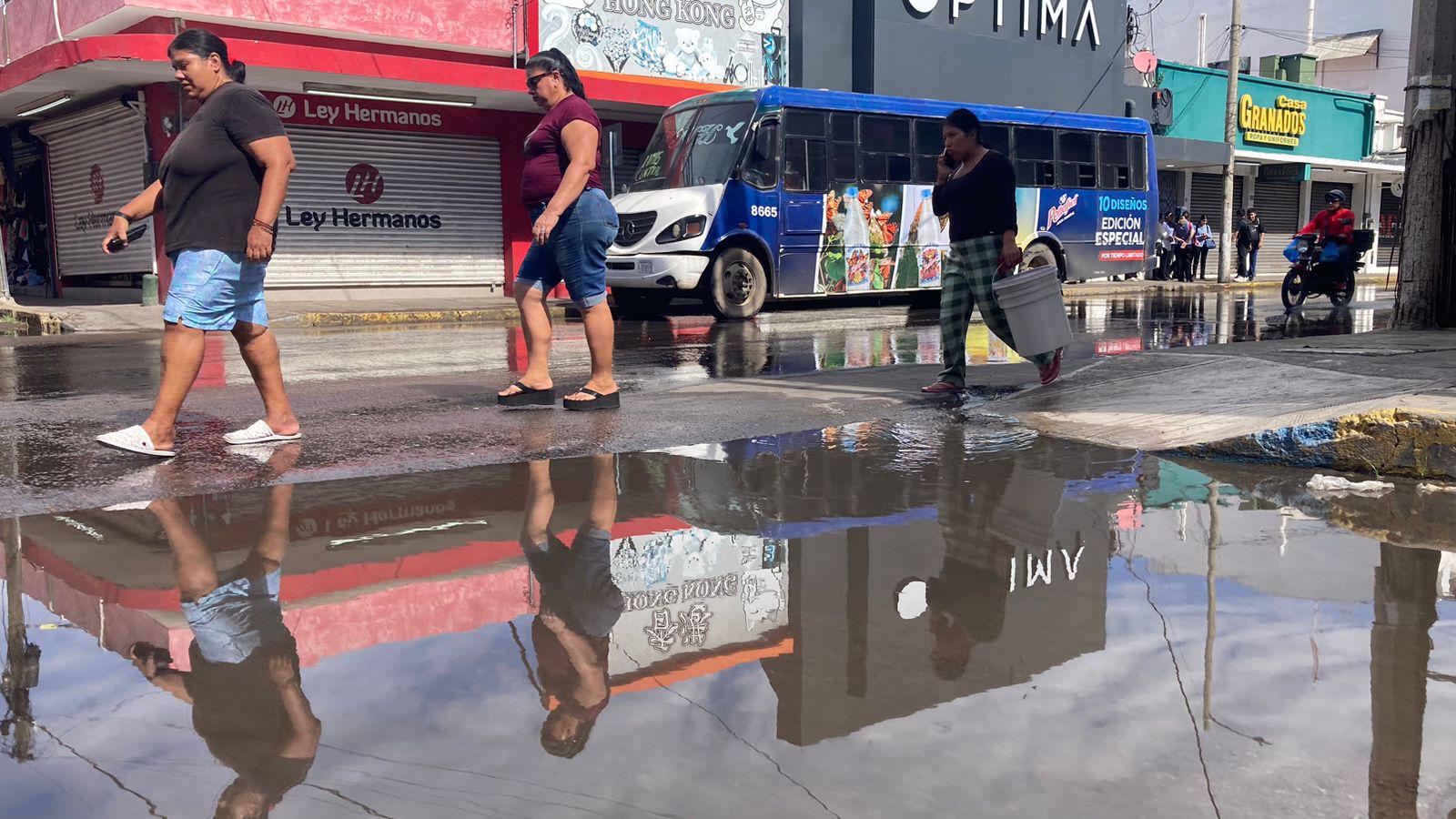 $!En pleno Centro de Mazatlán se desperdician miles de litros de agua potable por una fuga