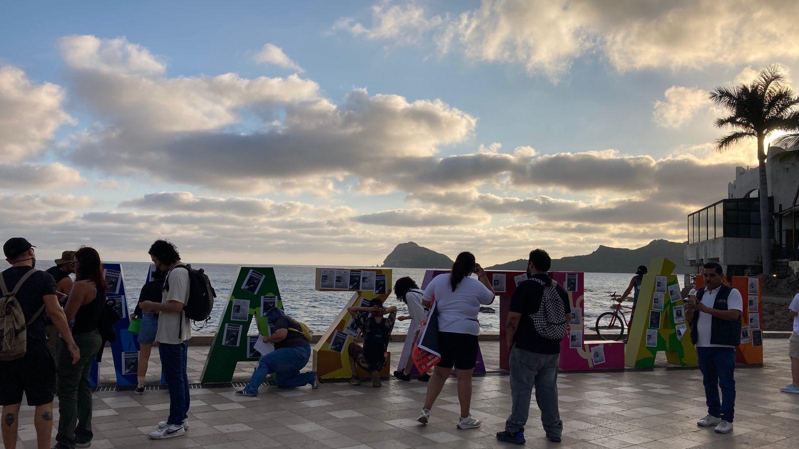 $!Mientras AMLO, Claudia y Rocha van a Rosario; en Mazatlán familias claman por sus desaparecidos y bloquean en la zona turística