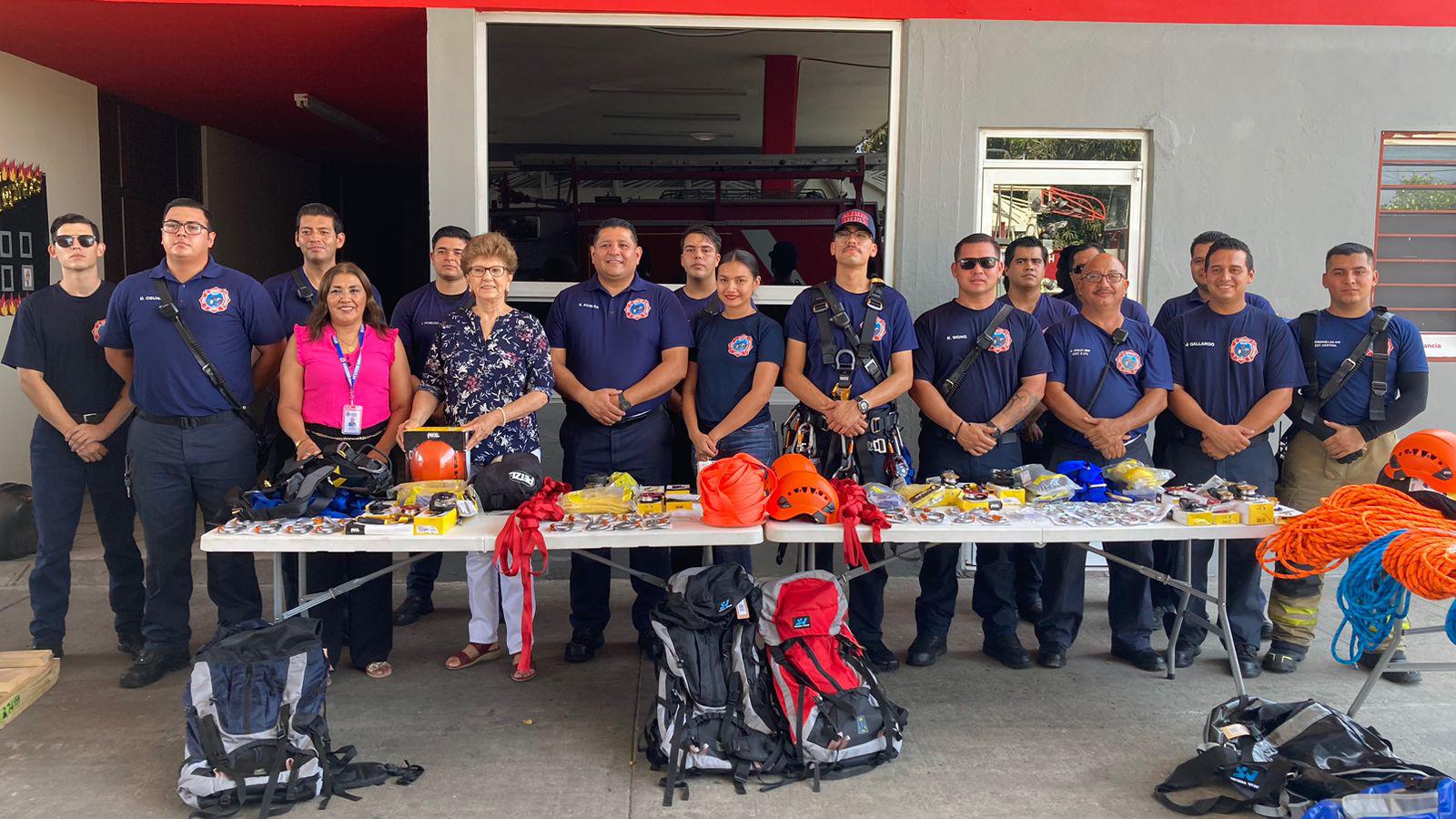 $!Entregan equipo de rescate y compresor por $2 millones al Cuerpo de Bomberos de Mazatlán