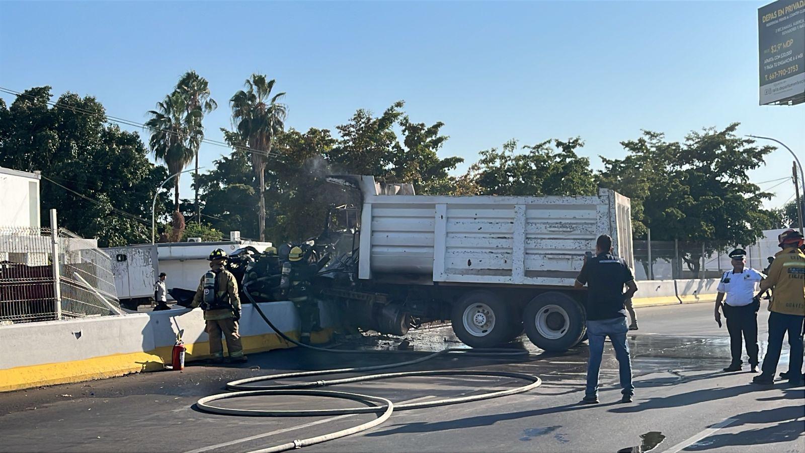 $!Camión de carga choca y se incendia frente a oficinas de Conagua en Culiacán