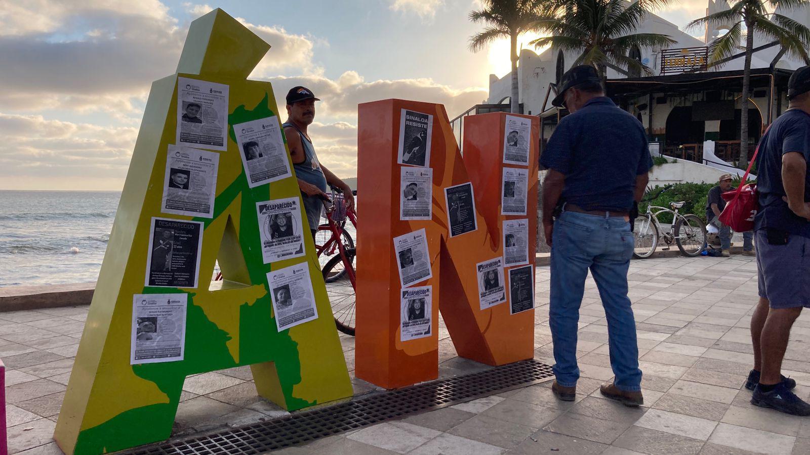 $!Mientras AMLO, Claudia y Rocha van a Rosario; en Mazatlán familias claman por sus desaparecidos y bloquean en la zona turística