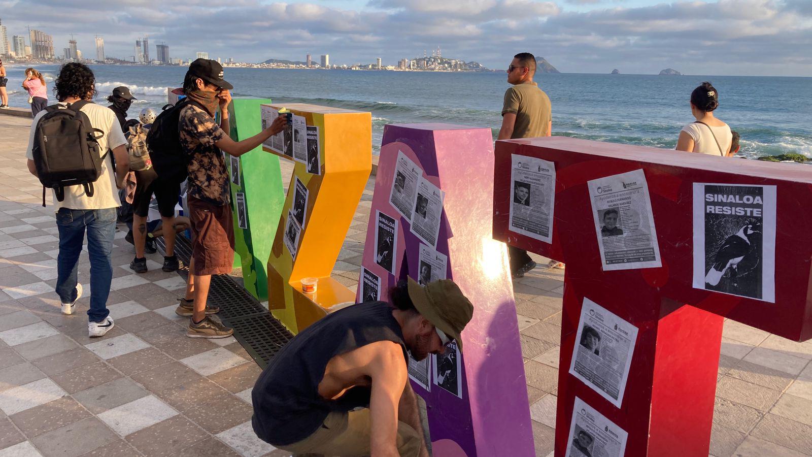 $!Mientras AMLO, Claudia y Rocha van a Rosario; en Mazatlán familias claman por sus desaparecidos y bloquean en la zona turística