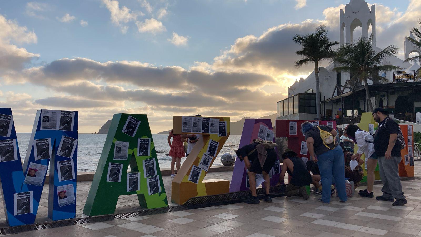 $!Mientras AMLO, Claudia y Rocha van a Rosario; en Mazatlán familias claman por sus desaparecidos y bloquean en la zona turística