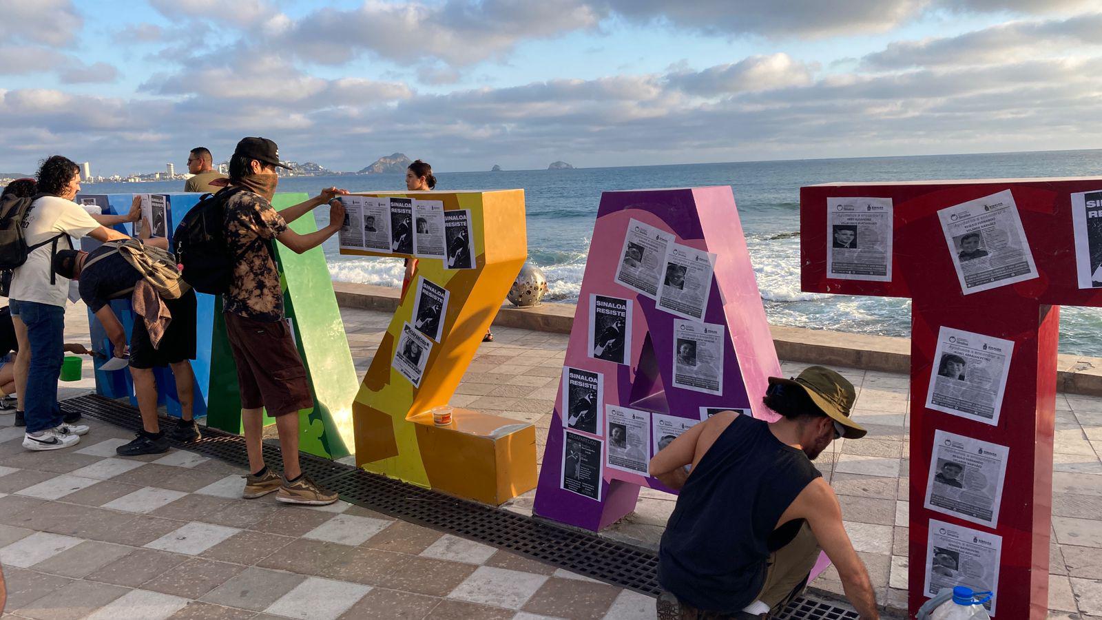 $!Mientras AMLO, Claudia y Rocha van a Rosario; en Mazatlán familias claman por sus desaparecidos y bloquean en la zona turística