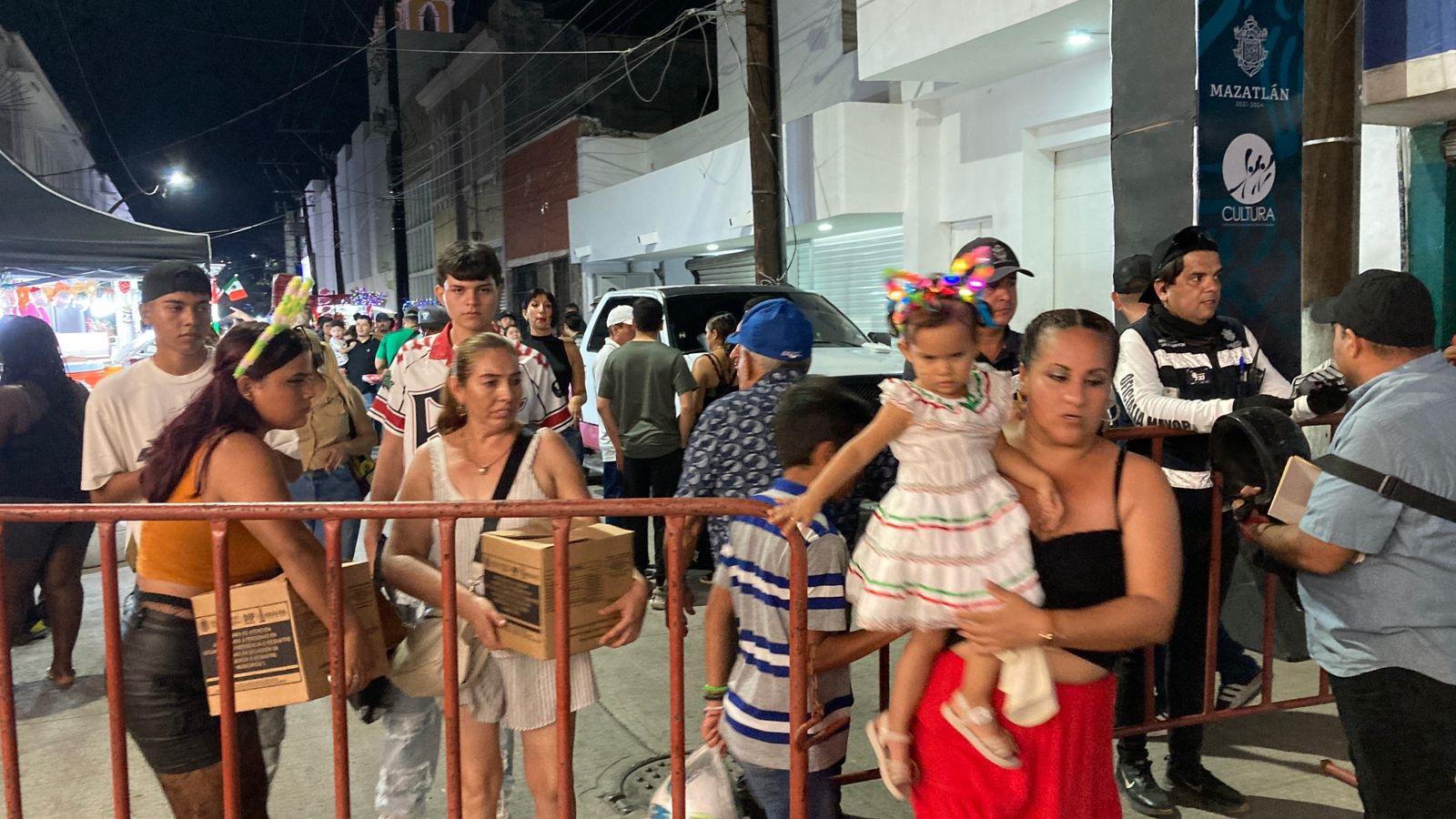 $!Miles de personas disfrutan de un gran ambiente en los festejos Patrios de Mazatlán