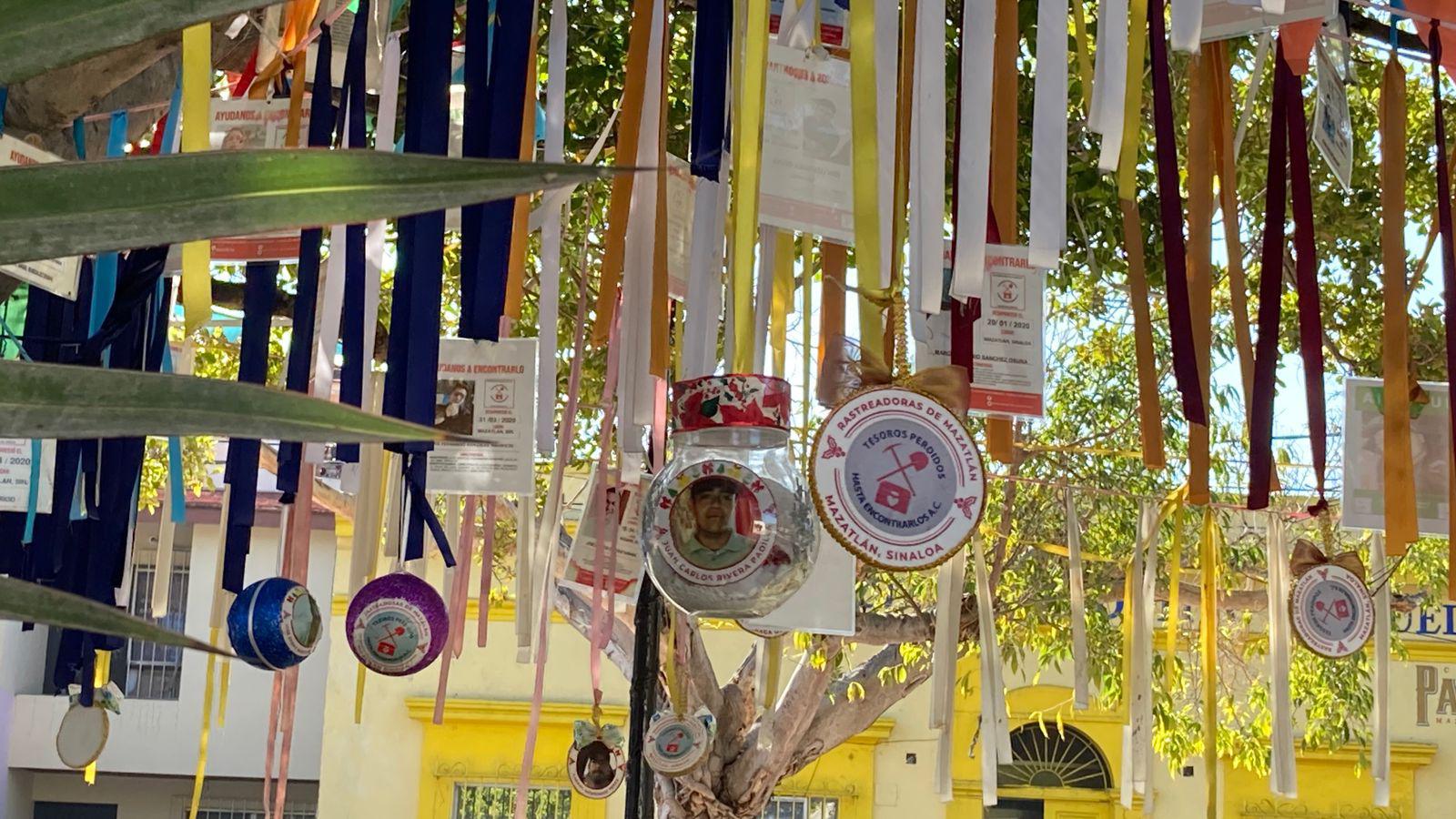 $!Cuelgan en el Árbol de la Vida en Mazatlán fotografías de personas desaparecidas