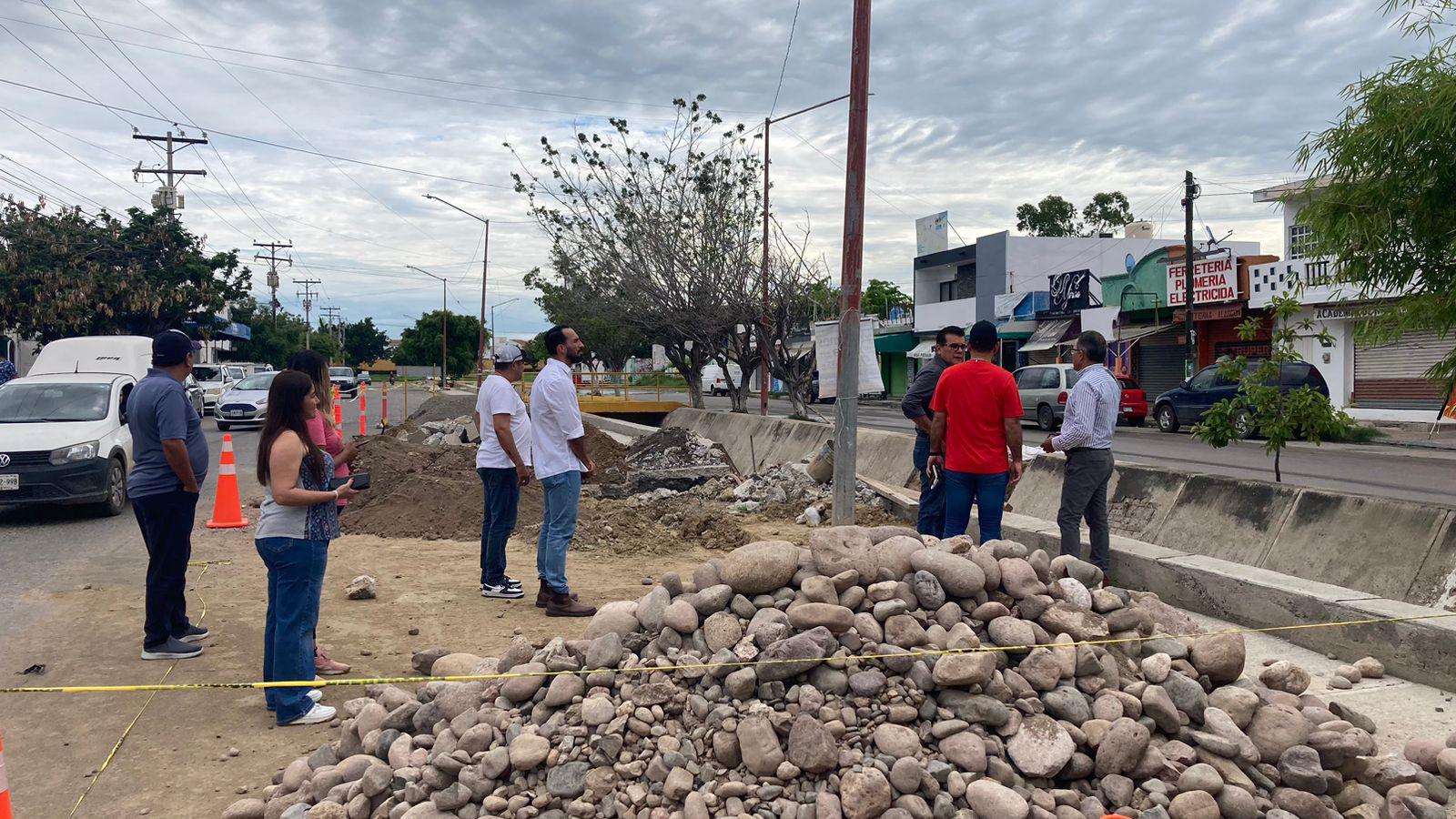 $!Supervisa Alcalde de Mazatlán obra de reposición de red de drenaje en andadores del Infonavit Alarcón