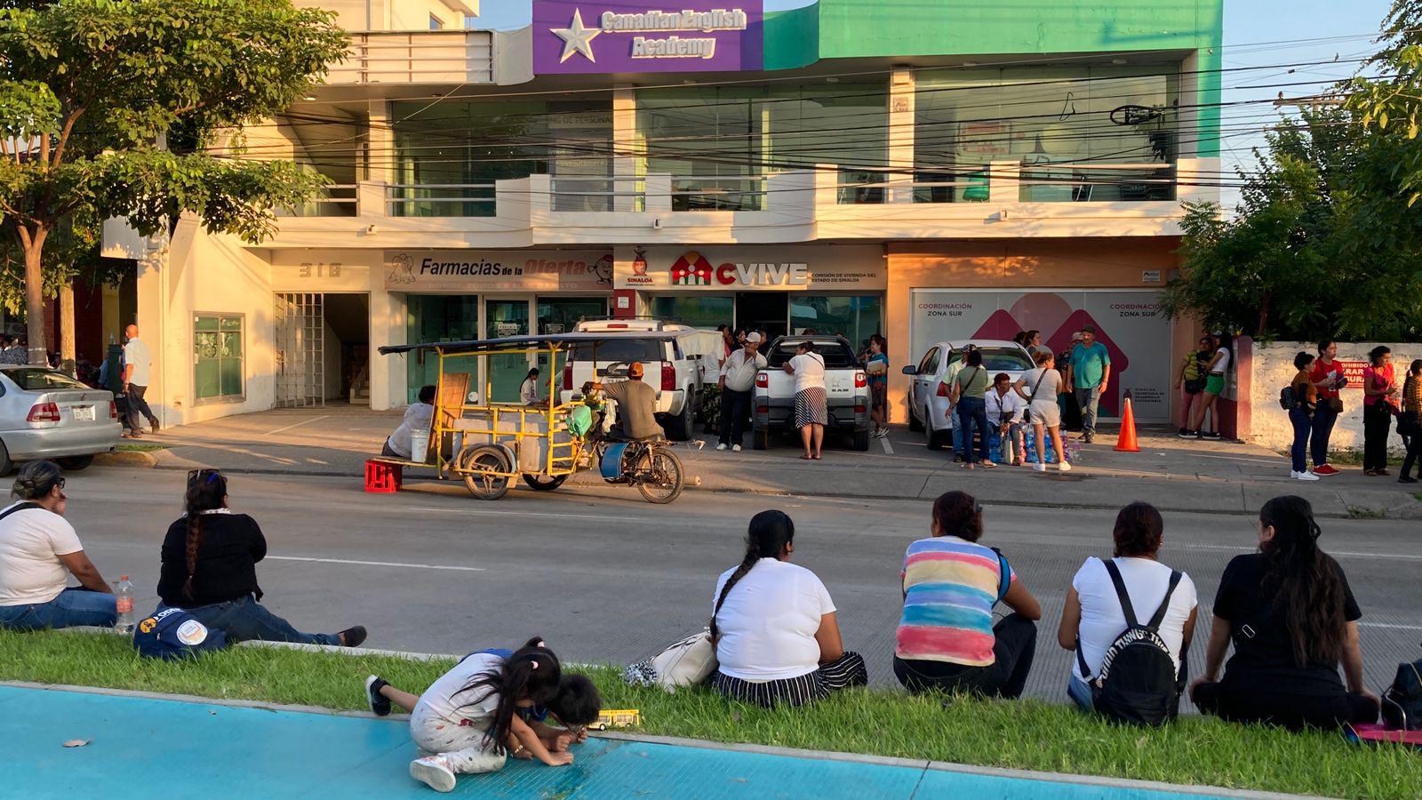 $!Tras ‘ahorcar’ 10 horas la vialidad en la Rafael Buelna, desplazados levantan el bloqueo, en Mazatlán