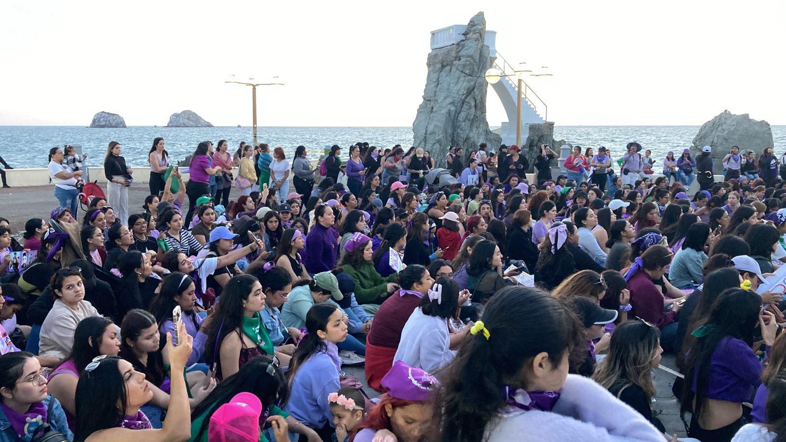 $!Mujeres en Mazatlán ‘encienden el fuego de sus voces’ en la Marcha del 8M