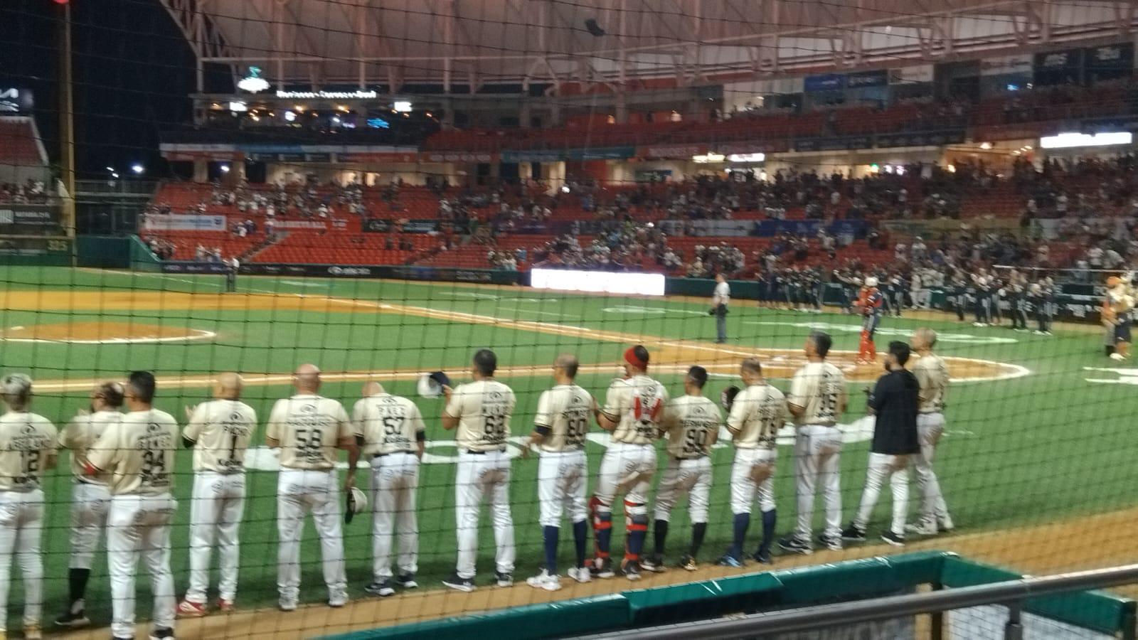 $!Brindan en el Teodoro Mariscal un minuto de aplausos en honor a Fernando Valenzuela