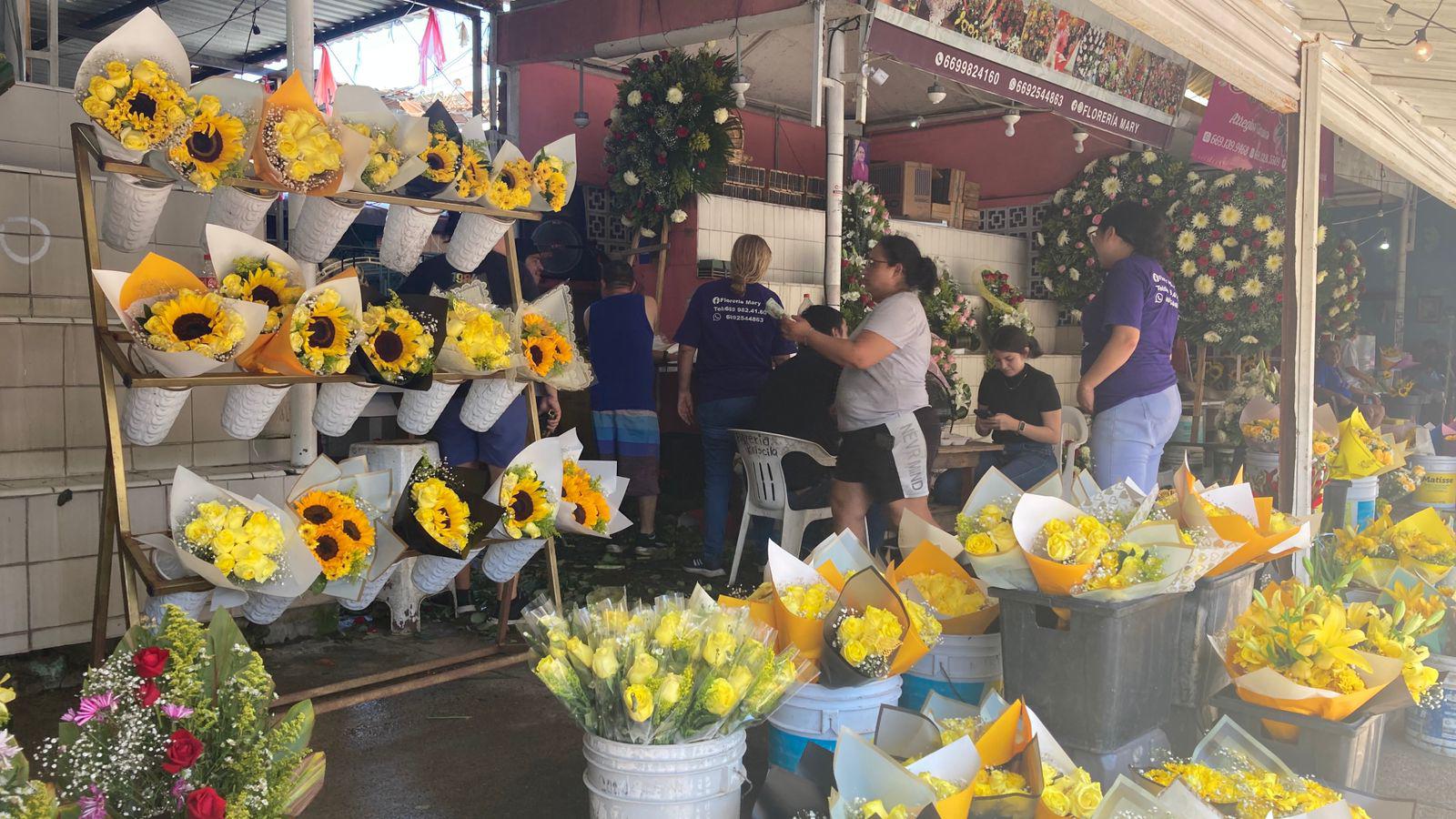 $!‘Fiebre’ de las flores amarillas se apodera de Mazatlán con ventas fluidas