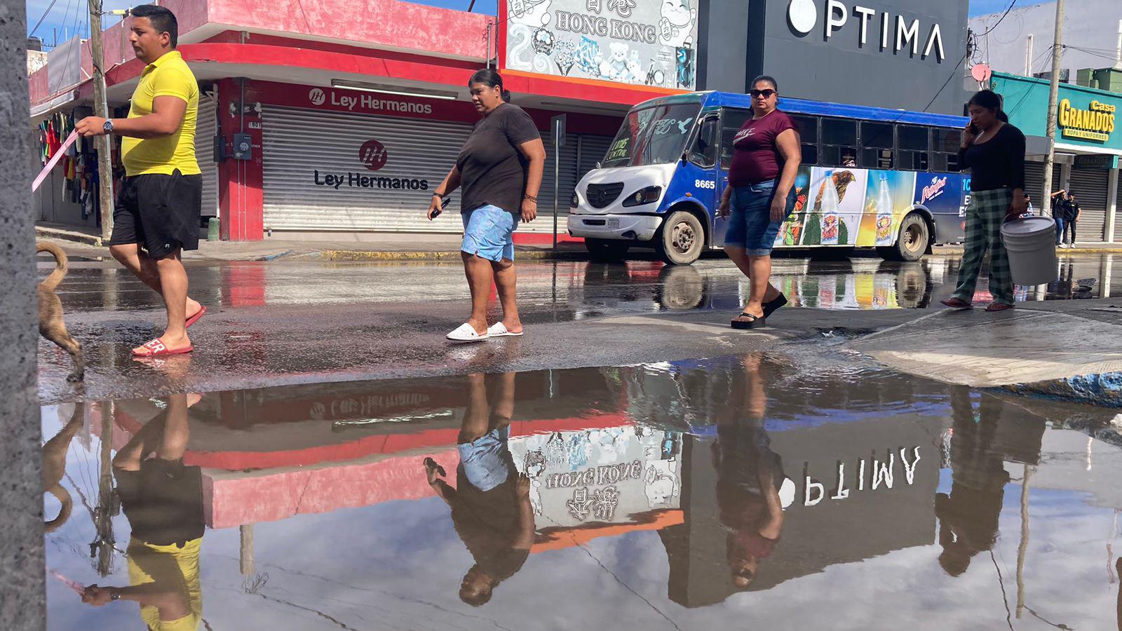 $!En pleno Centro de Mazatlán se desperdician miles de litros de agua potable por una fuga