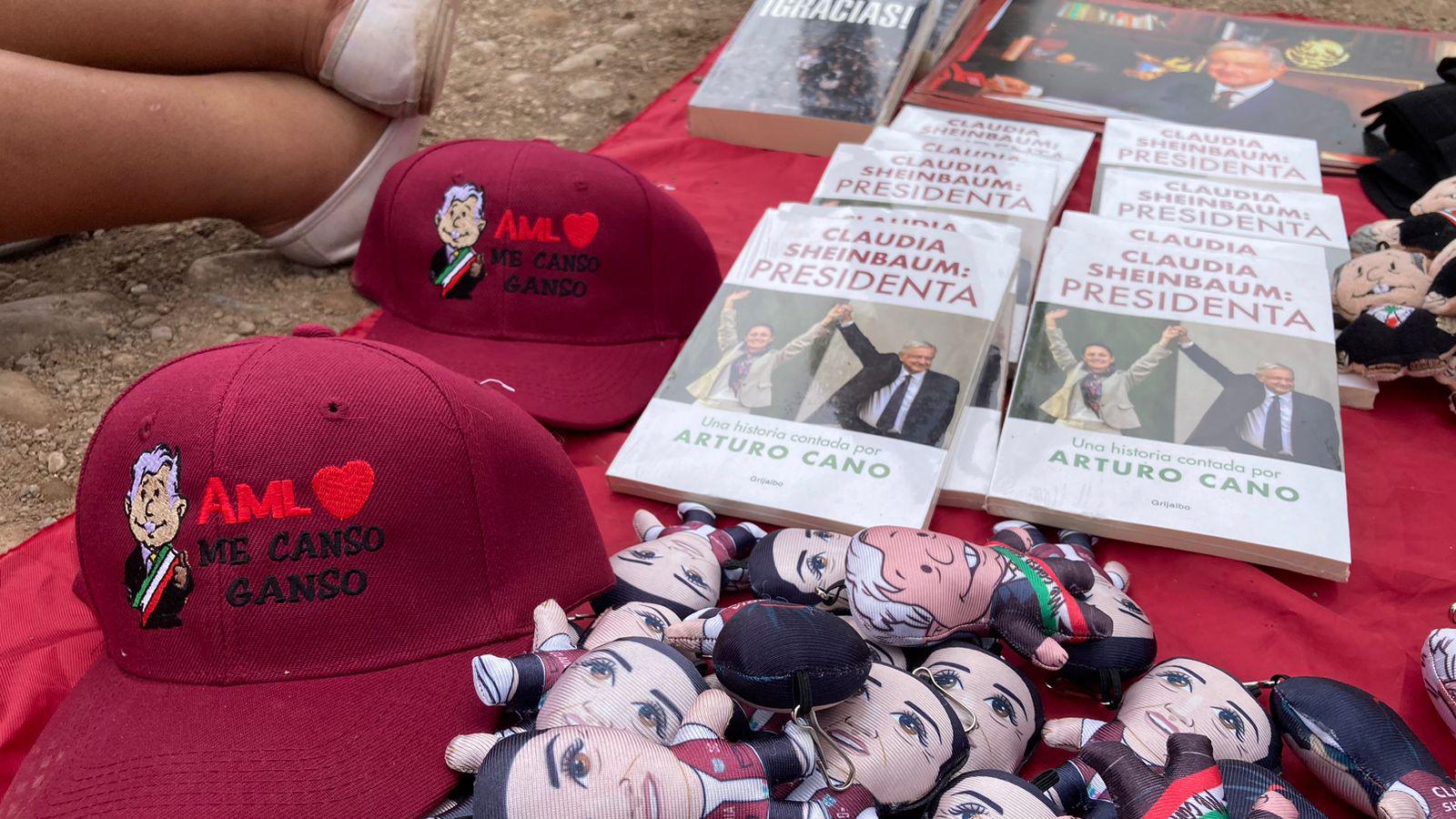 $!La ‘pejemanía’ se apodera de El Rosario con libros, peluches, llaveros y demás productos alusivos a AMLO