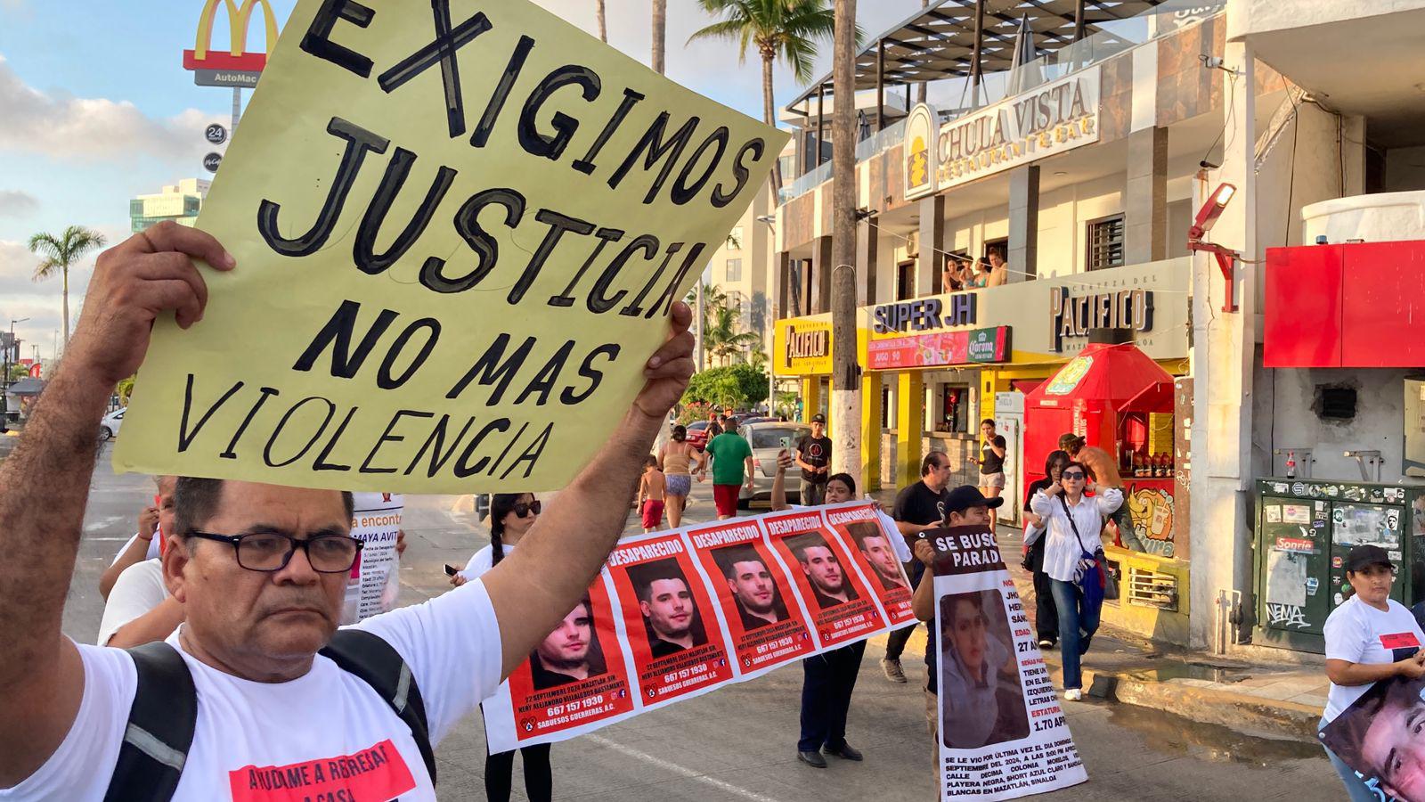 $!Mientras AMLO, Claudia y Rocha van a Rosario; en Mazatlán familias claman por sus desaparecidos y bloquean en la zona turística