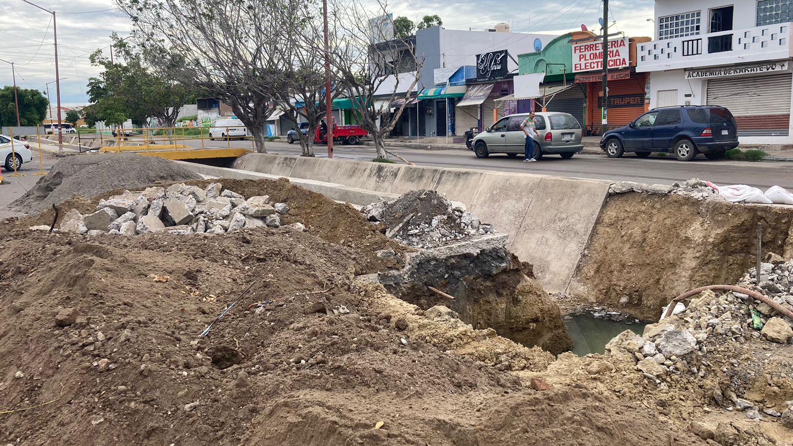 $!Supervisa Alcalde de Mazatlán obra de reposición de red de drenaje en andadores del Infonavit Alarcón