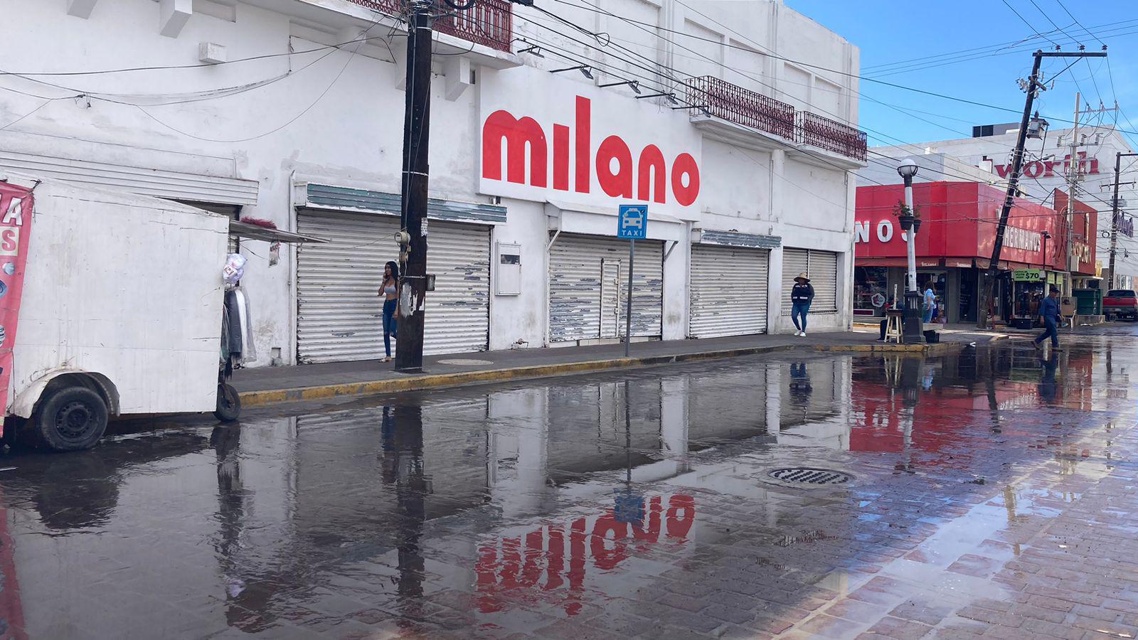 $!En pleno Centro de Mazatlán se desperdician miles de litros de agua potable por una fuga