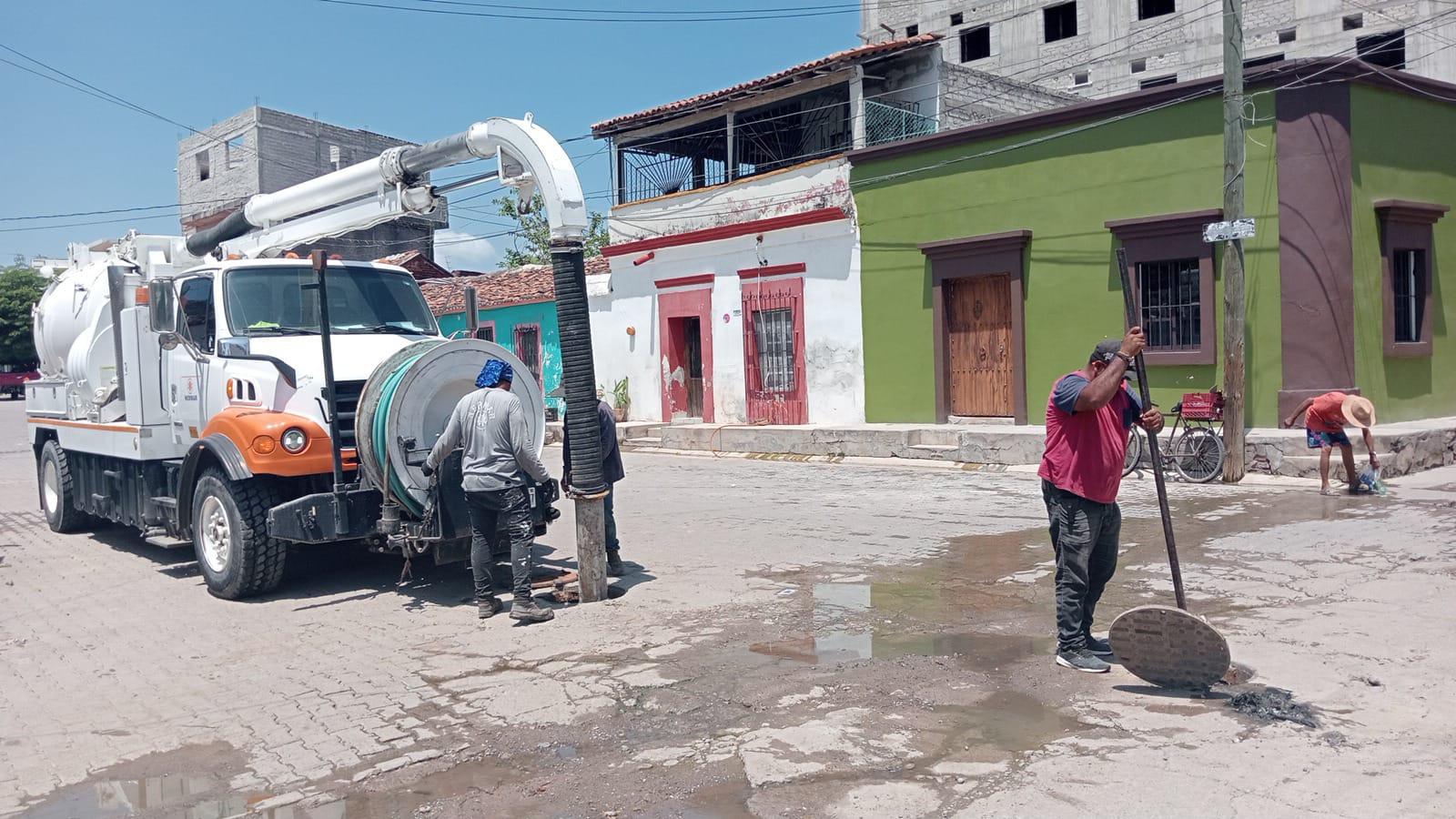 $!Realizan trabajadores de Obras Públicas limpieza de drenajes en Rosario