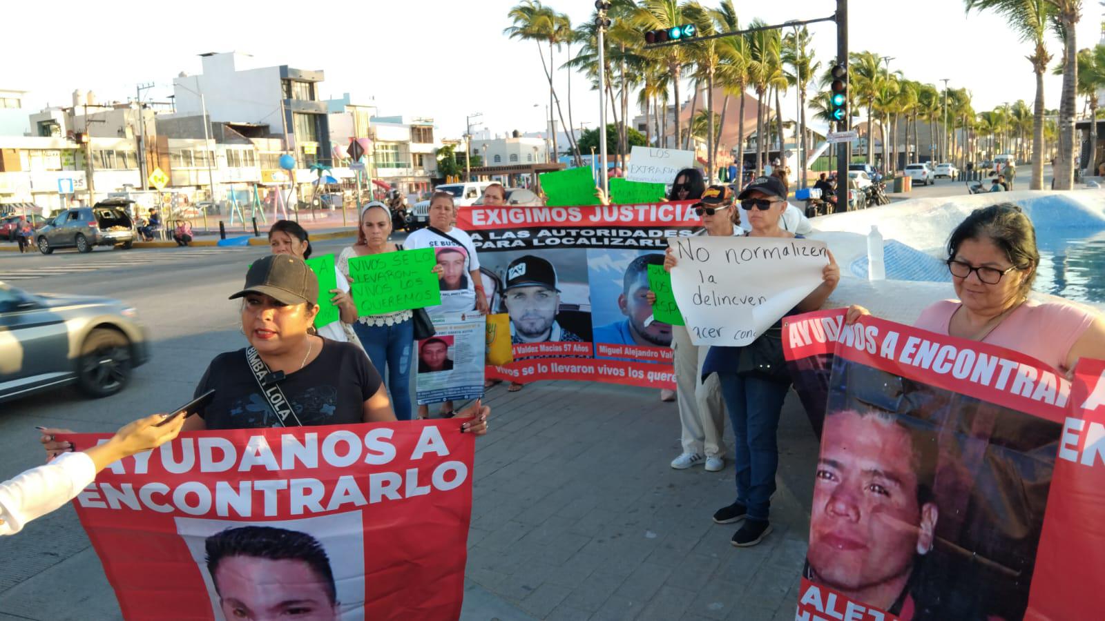 $!Realizan marcha por el malecón por los desaparecidos en Mazatlán