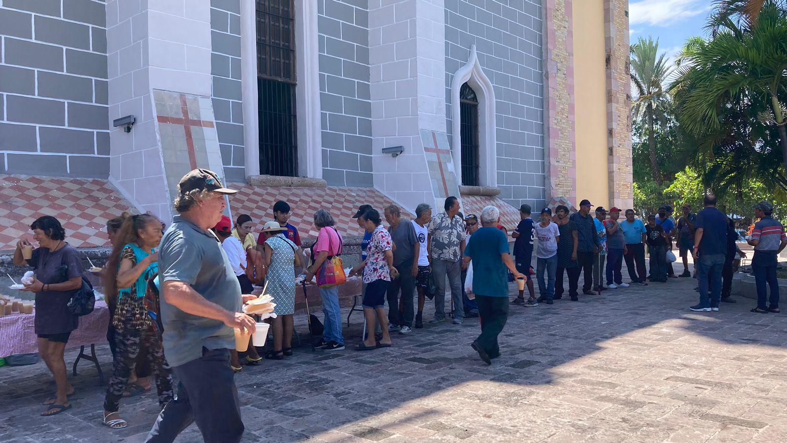 $!Ayuda comedor comunitario en Catedral de Mazatlán a personas sin hogar desde 4 años