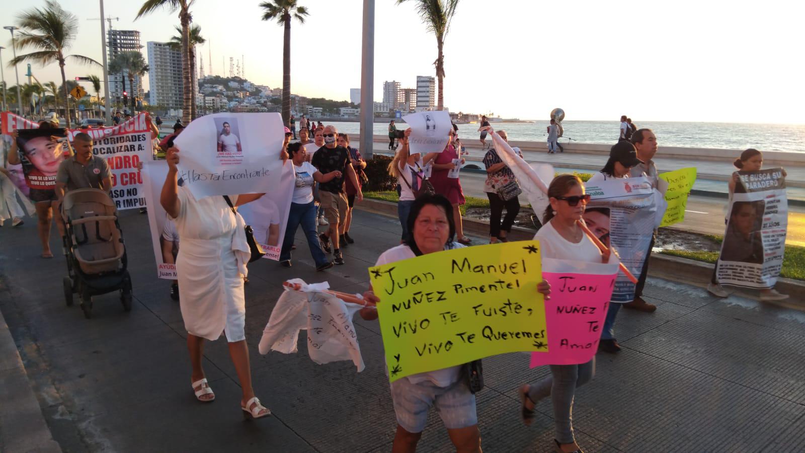 $!Realizan marcha por el malecón por los desaparecidos en Mazatlán