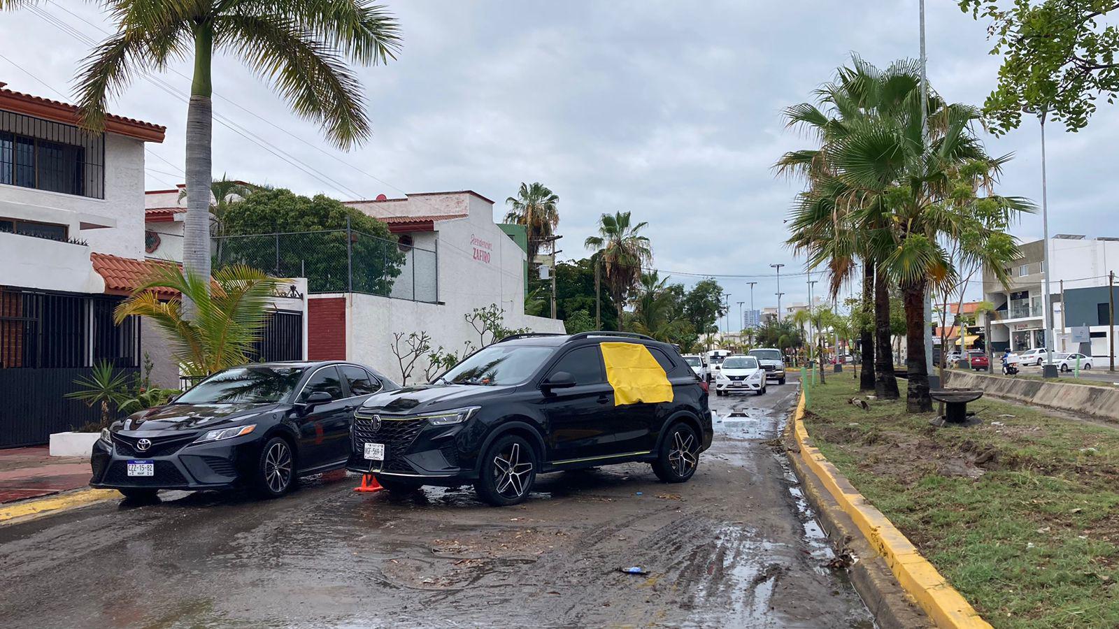 $!Trasladan por lluvias a 300 personas, auxilian a 20 en carros varados y vehículo cae a canal en la Marina